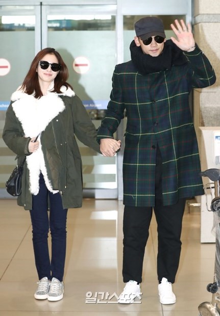 ２７日午前、新婚旅行を終えて帰国した女優キム・テヒ（左）と歌手Ｒａｉｎ。