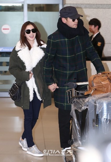 ２７日午前、新婚旅行を終えて帰国した女優キム・テヒ（左）と歌手Ｒａｉｎ。