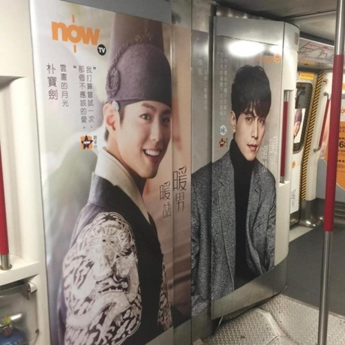 韓流ドラマの主人公の写真が貼られている香港地下鉄の内部。（写真＝オンラインコミュニティ）