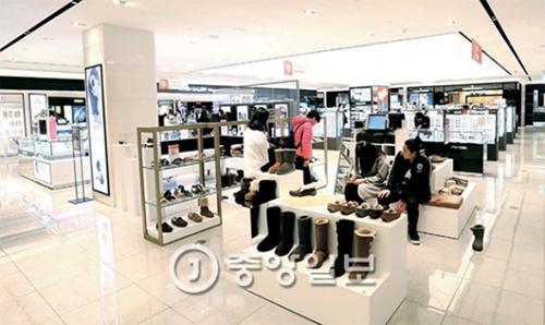 中国人団体観光客の減少が現実化し免税店業界の危機感も大きくなっている。昨年市場は約３４％成長したが、一部企業だけ売り上げが上がっただけで新規事業者は数百億ウォンの赤字を出すなど二極化が激しくなっている。写真はソウル市内のある免税店。（写真＝中央フォト）