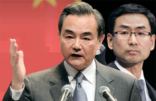 王毅外相（左）、外務省の耿爽報道官（右）
