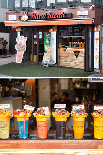 人気観光スポット弘大（ホンデ）では、常に斬新な食べ歩きグルメが話題になります。ドリンクとステーキを片手で手軽に楽しめる「Ｗ　Ｈａｎｄ　Ｓｔｅａｋ」のカップステーキは、カラフルな見た目でＳＮＳでも注目の的。