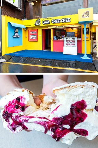「ＬＡＶＡ　ＣＨＥＥ　ＣＨＥＥ」のあふれんばかりのクリームがかかったクリームパン（７，０００ウォン）は店先で豪快にほおばる人々も。若者が集まる弘大ならではのボリュームある食べ歩きグルメを試してみてはいかがでしょうか。