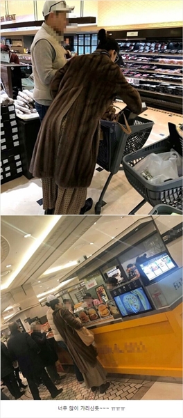 「百貨店マートで買い物をするチョン・ジヒョン」という題名で写真２枚が１４日に投稿された（写真＝オンラインコミュニティキャプチャー）