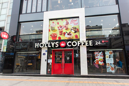 冬から春にかけて美味しい今が旬のイチゴ。韓国のカフェチェーンでは、イチゴを用いた季節限定ドリンクが販売されています。