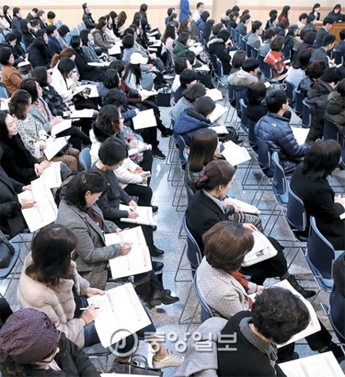 １６日、釜山南区庁で「２０１８学年度大学入試説明会」が開かれ、高校生の子供を持つ保護者が熱心に説明を聞いている。