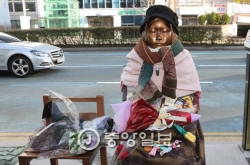釜山日本総領事館前に設置された慰安婦平和の少女像。