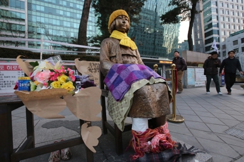 市民がソウル鍾路区中学洞の駐韓日本大使館前の「平和の少女像」に毛布をかぶせ、韓日交渉に反対するコメントを添えた。（写真＝中央フォト）