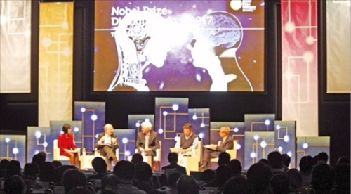 先月２６日に東京国際フォーラムのコンベンションセンターで開かれた「ノーベル・プライズ・ダイアログ東京２０１７」で、ノーベル賞受賞者と世界的な学者が人工知能と人間知能の未来をテーマに討論している。