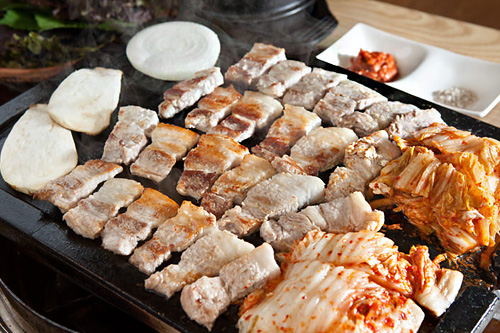 韓国では、今日３月３日は「サムギョプサル（豚の３枚肉）の日」！数字の３（サム）が２回重なることから畜産協同組合が制定し、２００３年から始まった記念日です。