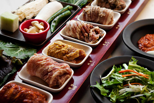 家庭でも専門店でもよく食べられるサムギョプサルですが、その時々のトレンドや、各店のこだわりがあるのをご存知でしょうか。２０１０年頃までに流行したのは、ハーブやワインに漬けた味付きサムギョプサルや、餅で包んで食べる変り種のサムギョプサル。現在も「八色（パルセク）サムギョプサル」や「トッサムシデ」などの専門店で食べられます。