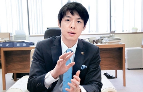 ２０１１年に当時３０歳で最年少市長に当選した鈴木直道夕張市長。