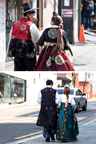 韓屋（ハノッ、韓国伝統家屋）が並び昔ながらの街並みが残る三清洞は、デートスポットとしても人気のエリアです。韓服でペアルックを楽しむ微笑ましいカップルの姿も。