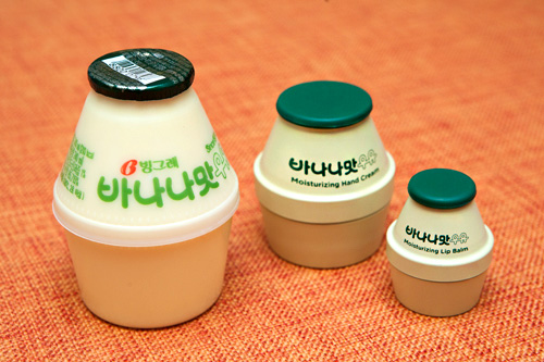 韓国女子の間で話題の「フードメティック」とは、「フード」と「コスメティック」を掛け合わせた新造語。思わず食べたくなってしまう様な食品に似せたパッケージに、香りや成分にこだわった商品が豊富です。代表的な商品は、食品メーカー「ピングレ」とドラックストア「ＯＬＩＶＥ　ＹＯＵＮＧ（オリーブヤング）」がコラボした「バナナ牛乳ハンドクリーム」（６，８００ウォン、写真中央）。