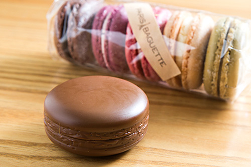 「Ｉｔ’ｓ　ｓｋｉｎ（イッツスキン）」の「マカロンリップバーム」（５，８００ウォン）は、本物のマカロンと並べてもそっくりの見た目です。ストロベリーやラブチョコなど全５種類があり、甘い香りが特徴です。２０１１年に発売されて以来人気を保っており、「フードメティック」の先駆け商品として知られます。