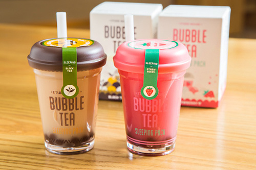 「ＥＴＵＤＥ　ＨＯＵＳＥ（エチュードハウス）」は、ジュースのようなパッケージに入った「バブルティースリーピングパック」（１１，０００ウォン）を２０１６年夏から発売中です。クリームとタピオカ（バブル）を手に取り、潰してよく混ぜて使用するナイトパックで、ブラックティー（左）、ストロベリー（右）、グリーンティーの３種類があります。不思議な使用方法が話題に！