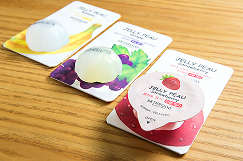果物ゼリーのようなパッケージ「ＪＥＬＬＹ　ＰＥＡＵ（ジェリーポー）」（１，５００ウォン）は、２０１６年夏から「ＳＫＩＮ　ＦＯＯＤ（スキンフード）」で発売されました。肌の悩み別に使い分けができると人気のウォッシュタイプパックです。かわいさと美容を備えた「フードメティック」から今後も目が離せません。