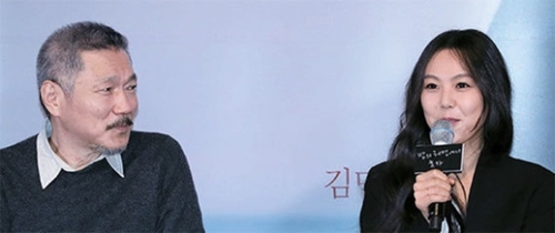 ホン・サンス監督（左）と女優キム・ミニ（右）の記者会見（写真＝ＹｏｕＴｕｂｅキャプチャー）