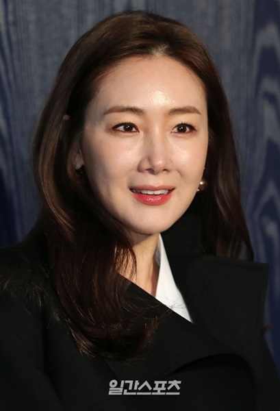 １５日、ソウル江南区清潭洞のバーバリー・フラッグシップショップで開かれたイベントに登場した女優チェ・ジウ。