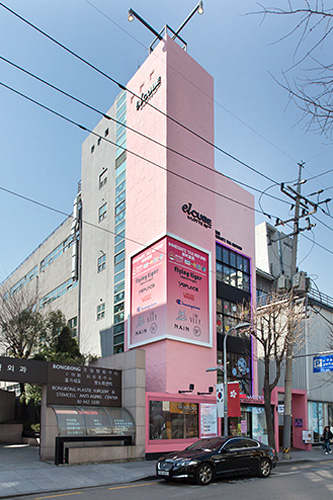 「ロッテ百貨店」が運営し、２０～３０代向けのレディースファッションとコスメブランドを扱う小型ショッピングモール「ｅｌＣＵＢＥ」も昨年末に加わり、ショッピングを満喫できるスポットとして進化中のカロスキル。すでに何度も訪れた人も、カロスキルデビューがまだの人も、春の韓国旅行で足を運んでみてはいかがでしょうか？