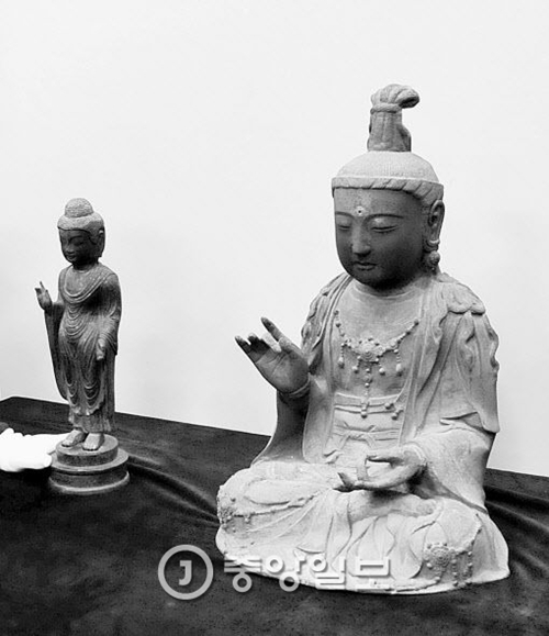 昨年７月に返還された銅像如来立像（左）と金銅観音菩薩座像（右）。（写真＝中央フォト）