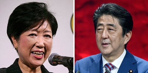 小池百合子東京都知事（左）と安倍晋三首相。安倍首相を中心にした日本自民党主流派は７月の都議選を控えて本格的に勢力を伸ばし始めた小池氏のけん制に動き始めた。（写真＝中央フォト）