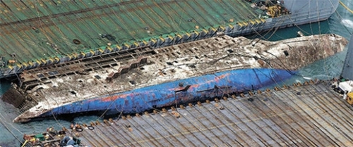 セウォル号が２０１４年４月１６日の沈没から１０７２日ぶりとなる２３日、水面の上にその姿を現した。この日、中国引揚げ業者「上海サルベージ」のジャッキングパージ船が全羅南道珍島郡沖の海域で引き揚げ作業を進めている。セウォル号の船体には赤サビが散見される。