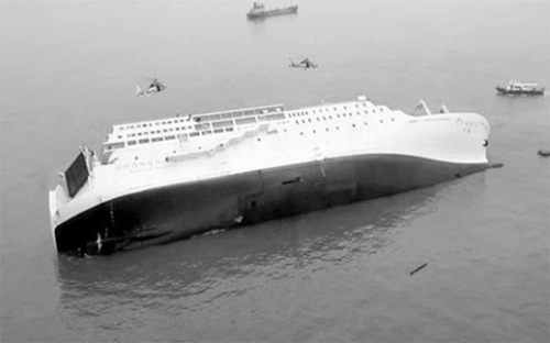 ２０１４年４月１６日当時、珍島沖で沈没中のセウォル号の様子。（写真＝中央フォト）