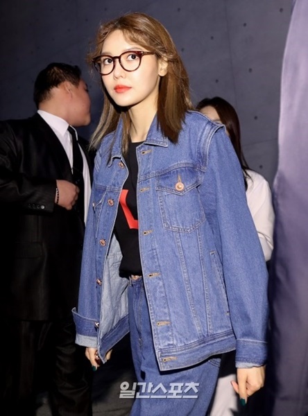 ２７日午後、ソウル東大門ＤＤＰで開かれた２０１７　Ｆ／Ｗ　ＨＥＲＡソウルファッションウィーク「Ｐｕｓｈｂｕｔｔｏｎ×ＬＩＮＥ　ＦＲＩＥＮＤＳ」単独オープニングファッションショーに出席した少女時代のスヨン。