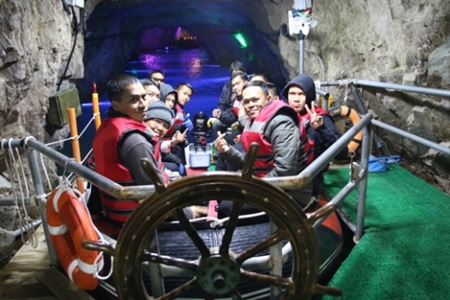 今月１３日、タイの観光客が「蔚山紫水晶洞窟の国」を見学するためにボートに乗っている。（写真提供＝蔚山市）