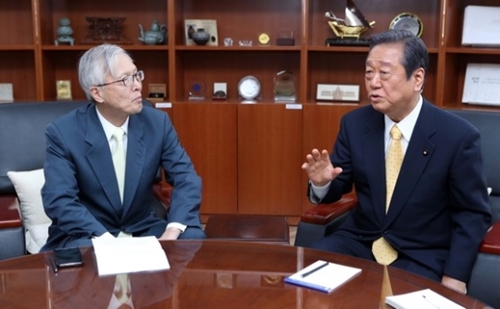 申ガク秀（シン・ガクス）国立外交院国際法センター所長（元駐日大使）と小沢一郎自由党代表が２７日、ソウル国立外交院で対談している。
