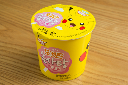 セブンイレブンは、韓国でも大人気の日本アニメ「ポケットモンスター」と提携してホワイトデー向けに「ポケモンわたあめ（ポケモンソムサタン）」（１，２００ウォン）を販売しました。甘いいちご味とかわいいピカチュウの顔が描かれたパッケージで子どもに人気です。