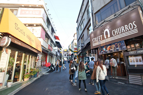 韓国人の間で近年話題沸騰中の経理団通り（キョンニダンキル）は、梨泰院（イテウォン）の西隣にあり、異国情緒溢れるレストランやカフェ、ショップが集まる個性派ストリート。食べ歩きグルメが多く、お出かけ日よりなこれからの季節にぴったりのエリアです。