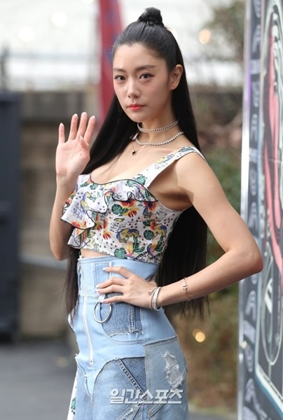 ６日午後、ソウル城東区聖水洞で開かれたファッションショーに出席した女優のクララ。