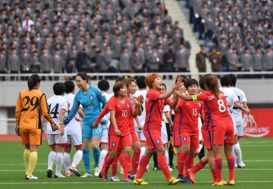 サッカー韓国女子代表が７日、平壌の金日成競技場で行われた２０１８女子アジアカップ予選Ｂ組の南北戦で引き分けた後、ハイファイブをしている。（平壌＝写真共同取材団）