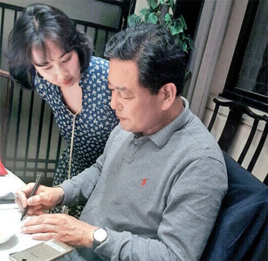 ３月２６日、中国西安のある飲食店で留学中の黄基鉄（ファン・ギチョル）元海軍参謀総長が中央日報の記者（左）のインタビューに応じている。インタビューはこの日に続き、４月７日の電話インタビューまで２回行われた。