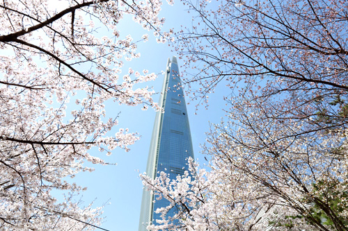 まず、韓国で最も高い超高層ビル、「ロッテワールドタワー」が、２０１７年４月３日にグランドオープン！２０１７年現在アジア第３位、世界第５位という高さ（５５５ｍ、１２３階建て）を誇る、ソウルの新しいランドマークです。