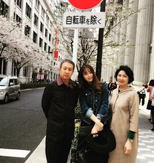 女優イ・ミンジョンと両親。