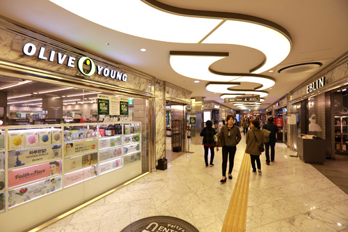整備された地下通路に、今年１月オープンしたのがファッションモール「ＥＮＴＥＲ－６（エンターシックス）　江南店」。韓国コスメブランドやドラッグストア「ＯＬＩＶＥ　ＹＯＵＮＧ」、雑貨店「ＡＲＴＢＯＸ」など、日本人観光客にも人気のお店が集まっています。