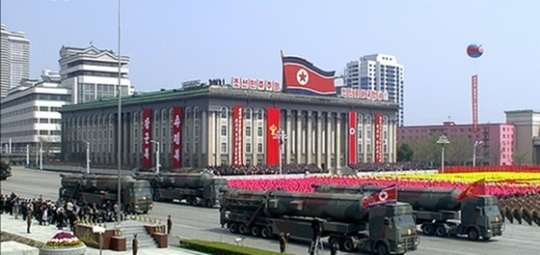 １５日に平壌で開かれた太陽節記念軍閲兵式（写真＝朝鮮中央テレビキャプチャー）