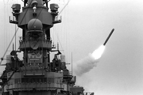 米海軍の戦艦ミズーリ（ＢＢ－６３）がトマホーク巡航ミサイルを発射している。米国が北朝鮮の大量破壊兵器（ＷＭＤ）施設を攻撃する場合、このミサイルを使う可能性が大きい。（写真＝米海軍）