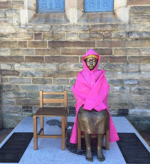 オーストラリア・シドニーのある教会に建てられた少女像。（写真＝韓国挺身隊問題対策協議会の尹美香常任代表のフェイスブック）