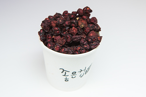 五味子茶（オミジャチャ）は、韓国伝統茶として古くから飲まれています。五味子は、甘味・酸味・塩味・苦味・辛味の五味をあわせ持ち、ビタミンＣが多く含まれていることから女性を中心に人気の果実です。※写真は乾燥させたもの