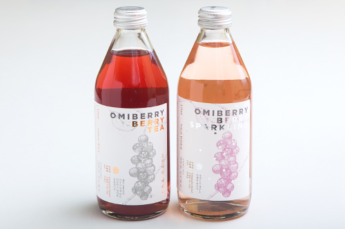 程よい酸味が飲みやすい「ＯＭＩＢＥＲＲＹ　ＢＥＲＲＹ　ＴＥＡ」（写真左、３，０００ウォン）、爽やかな炭酸が効いた「ＯＭＩＢＥＲＲＹ　ＢＥＲＲＹ　ＳＰＡＲＫＬＩＮＧ」（３，０００ウォン）は、韓国ドラッグストア「ＯＬＩＶＥ　ＹＯＵＮＧ（オリーブヤング）」や韓国コンビニで購入できます。韓国産五味子を使用したお手軽美容ドリンクとして話題を集めています。