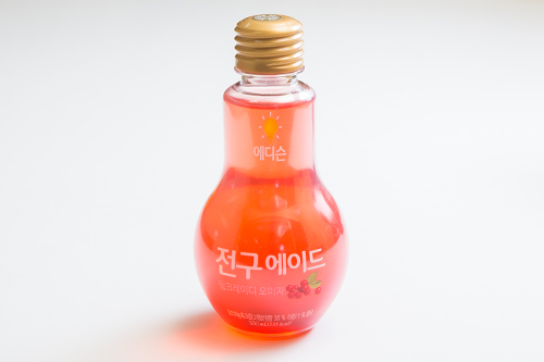 日本でもお馴染みのコンビニ「セブンイレブン」で買える「電球（チョング）エイド　ピンクレイディーオミジャ」（１，７００ウォン）。思わず手にとってしまうほどのかわいい見た目が人気です。