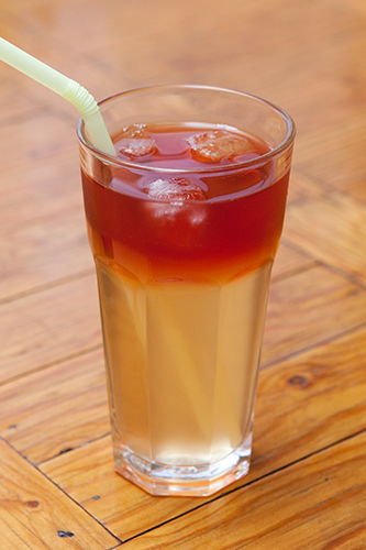仁寺洞（インサドン）にある韓国伝統茶屋「又泉（ウチョン）」では、アルコール３０度の伝統酒を五味子茶で割ったオリジナルメニュー「伝統茶カクテル（チョントンチャ　カッテイル）」（８，０００ウォン）を提供中。お酒の苦味が伝統茶の甘さでコーティングされ、飲みやすくなっています。