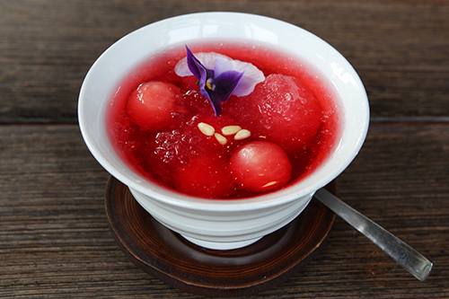 華やかな見た目の「花菜（ファチェ）」は韓国風のフルーツポンチです。冷やした炭酸や五味子茶をベースに、スイカなどの季節の果物を入れておやつの時間に楽しみます。韓国旅行の小休憩に、ビタミンをたっぷり含んだ韓国伝統茶で喉を潤わせるのはいかがですか？