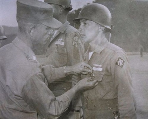 ペンス副大統領の父が勲章を受ける写真。（写真＝ペンス副大統領のツイッター）