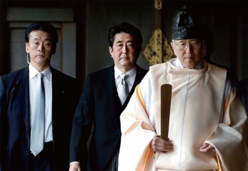 ２０１３年末、靖国神社を参拝する安倍晋三首相。（写真＝中央フォト）