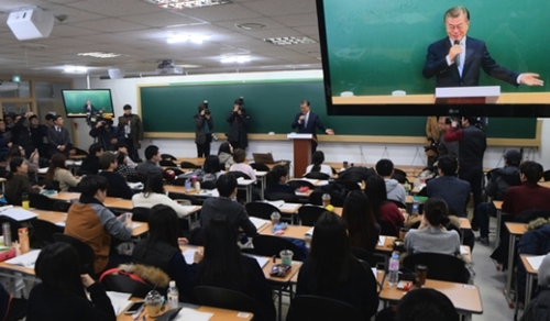 ２月、文在寅「共に民主党」大統領候補がソウル鷺梁津のある国家公務員試験塾を訪問して公共雇用拡大への意思を明らかにした。（写真＝中央フォト）